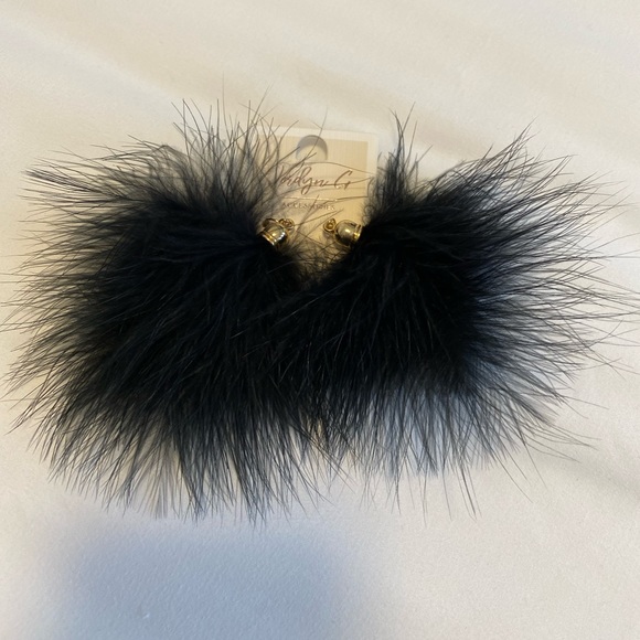 BNWT Jordyn G black feather earrings - Picture 3 of 3